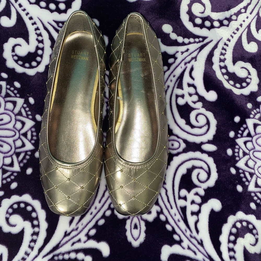 Stuart weitzman gold flats never worn in good condition.